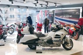 中古車ショールーム画像