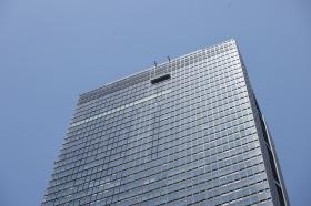 新宿三井ビル３６階に本社があります。