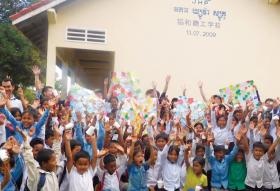 社会貢献としてカンボジアに協和商工学校を設立しました。