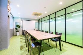 綺麗な会議室で様々な意見を出し合って更に良い会社に。