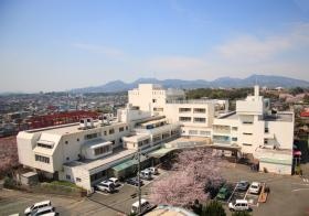 病院の外観です。高台にあり見晴らしも良好です。