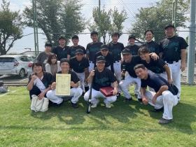 休みの日は和気あいあいと野球で汗を流しています。