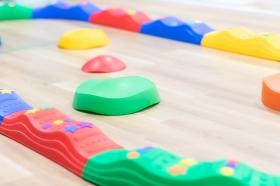 運動療育（サーキットの平均台・バランスストーン）