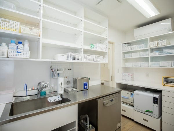 滅菌室にて治療に使用する器具を歯科助手・サポートスタッフが洗浄・消毒をしています