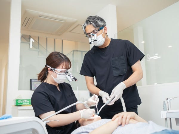 治療の精度をより上げるため、全ての診療でルーペを使用します