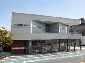 本社外観。シオノ工業の社員が設計・施工を行いました。