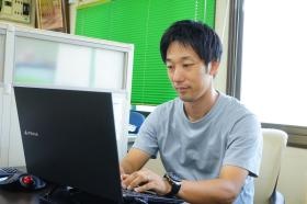 営業で見積り作成している様子