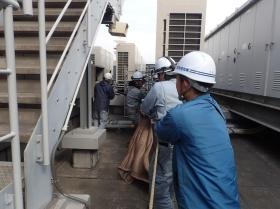 ケーブル引き入れの様子