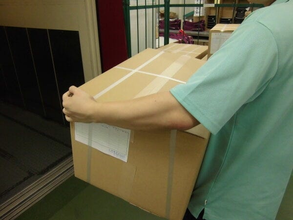 商品を梱包してカーゴに積み込んでいます。