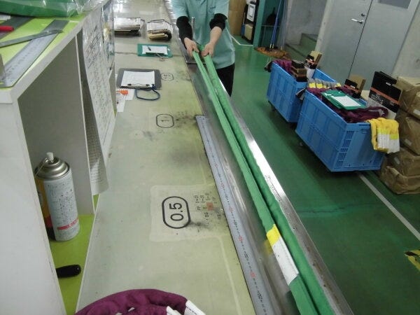 検査でラウンドスリングを引っ張っています。