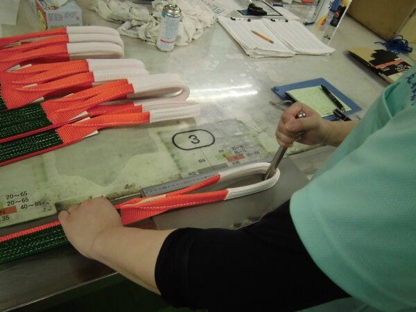 ベルトスリングの検査をしています！