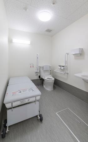 アトリエ・アンノウン ユニバーサルシート付トイレ