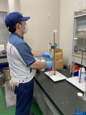 技術課での分析の風景