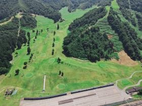 冬のゲレンデは夏はゴルフのショートコースに