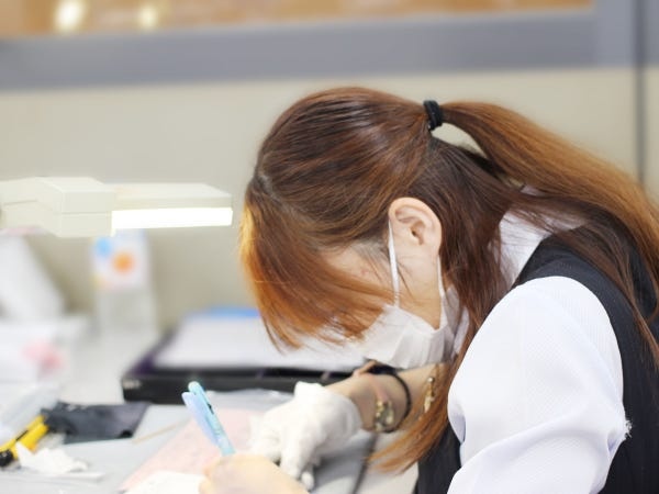 宝石一つとっても、色が鮮明で光沢があるかなど、石の性質をしっかり把握した上でチェックをし、クオリティーの高い商品に仕上げています。