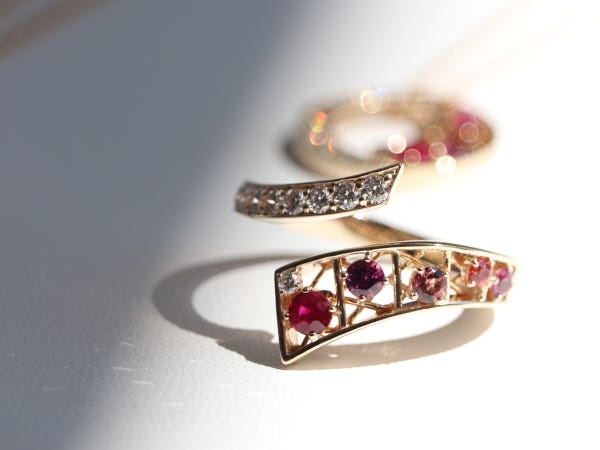 当社はメーカーであるため、自社のブランド製品を製作することが可能であり、理想とするジュエリーを追求していくことができます。