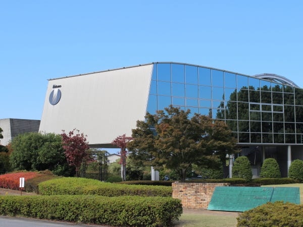 当社の本館社屋となります。社屋は30年以上使用しておりますが、とても綺麗な状態を保っています！