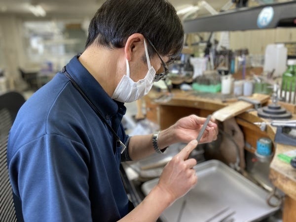 当社のジュエリーは、経験豊富な職人が一つ一つ手作りで、丁寧に仕上げています。