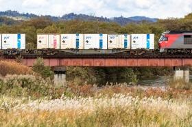 「ＪＯＴ」の白いコンテナ