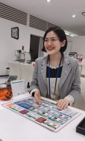 先輩社員：お客様を家族や友人と思って接客しています