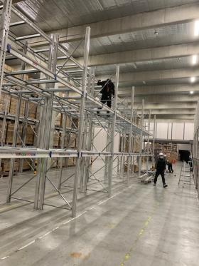 倉庫ラック組立風景