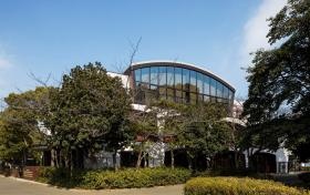 園舎は３階建て。３階はホールと給食室があります。