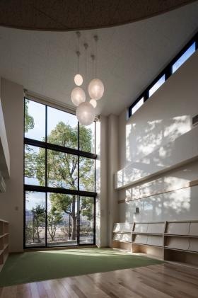 絵本コーナーはお迎え時に親御さんと子どもがゆっくりできる空間