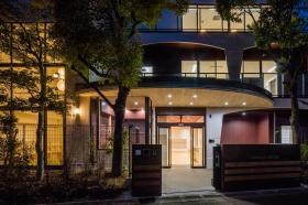 夜のエントランス