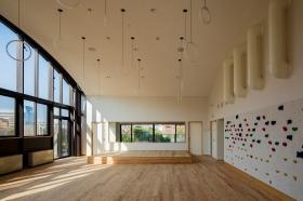 広いホールはお日様ポカポカです！