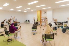 ウォーキングポールを使った体操の様子