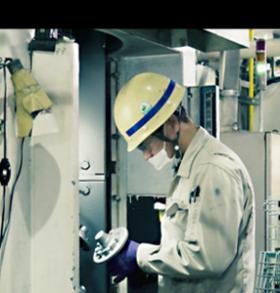 簡単にいうと金属のクリーニングを行っています♪