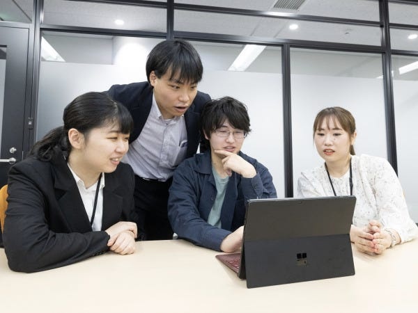 穏やかな人が集まっており、仕事中はみんな集中して業務に取り組んでいますが、休憩時間には趣味の話などで盛り上がることも。