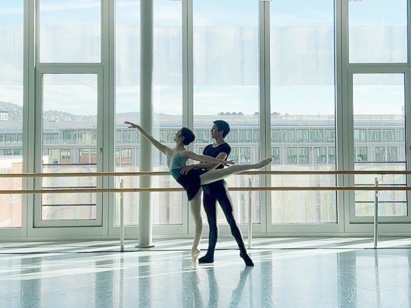 通信制高校の明蓬館高校のバレエダンサーコースには、プロのバレエダンサーを目指し、バレエを中心とした生活を送る生徒が在籍しています。