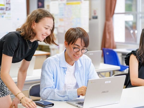 海外に暮らしている生徒とは、オンラインで留学先の様子を聞いたり、課題の質問に答えたり、密に連絡を取り合います。