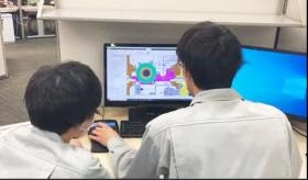 ＣＡＤ操作中。先輩社員が丁寧に教えます。