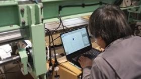 制御設計職：工場内で制御プログラム確認