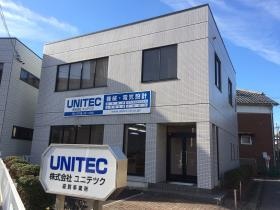 滋賀事業所の外観です。隣にセブンイレブンがあります。