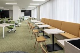 社内、業務はフリーアドレス席となっています