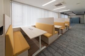 ファミレス席では打合せや昼食をとることも可です