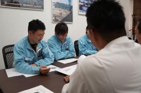 社内打合せ風景