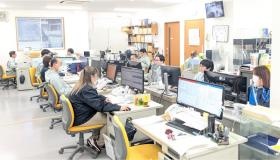 事務所の様子。会長・社長も同じ部屋で毎日見積対応等しています