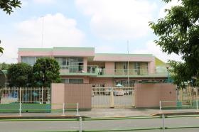 保育園全景。園庭は広く夏には大きなプールがお目見えします。