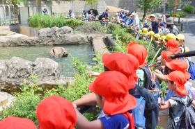 大きなバスに乗って出かける春秋の遠足は子どもたち大喜び！