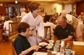 お食事ご提供の様子