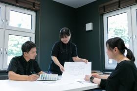 年代や役職にとらわれず各々が意見を出し合います。