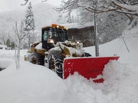 冬期は除雪で地域の安全を守ります。