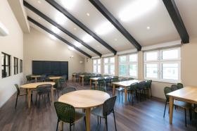 社員が気持ちよく働ける明るく快適なオフィスです。