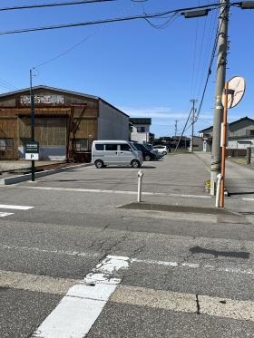 社員専用駐車場もあります