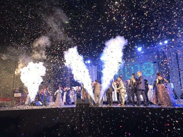 海外で行われた表彰式に参加＊＊成長のためにミーティングや研修などを定期的に行なっています！