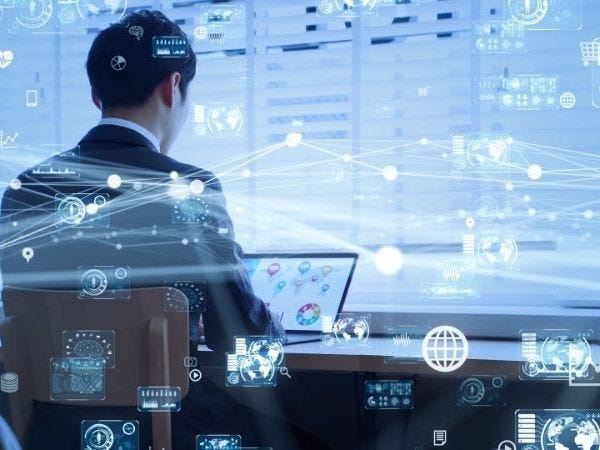 AIなどのテクノロジーの導入を進めて（DX）、お客さまと従業員の双方が満足する体験を創出します。